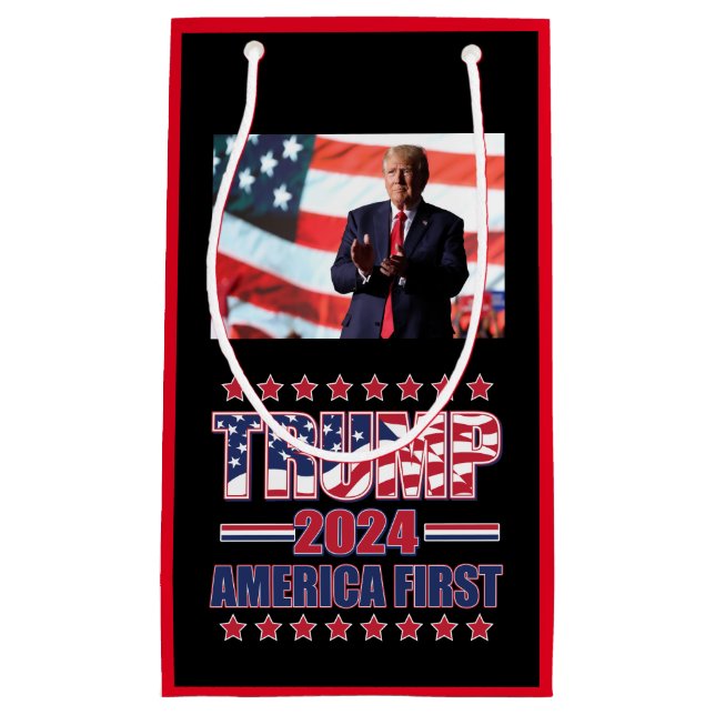 Sacola Para Presentes Pequena Trump America First Trump 2024 (Frente)
