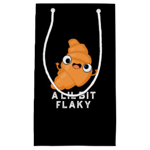 Sacola Para Presentes Pequena Um Lil Bit Flaky Funny Croissant Paery Pun Dark BG