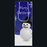 Sacola Para Vinho Blue Snowman Winter Scense Christmas Wine Bift Bag<br><div class="desc">Dão aos amigos e à família uma garrafa de vinho fina nesta temporada de férias com um Blue Snowman Winter Scene Christmas Wine Bift Bag. Gift Bag design apresenta um feliz boneco de neve em uma cena de neve contra um fundo azul real adornado com flocos de neve de cor...</div>