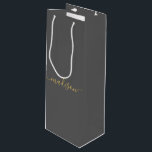 Sacola Para Vinho Cinza de Script Dourada Girly Chic Moderna Persona<br><div class="desc">Sacos-presentes personalizados para a Cinza Dourada de Script Feminina de Menina Pequena Saco Dif para o seu evento! Um toque perfeito para o seu casamento,  recepção,  chá,  festa ou evento.</div>