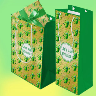 Sacola Para Vinho Engraçado Pickleman Verde no fundo do Ouro