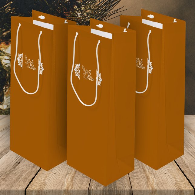 Sacola Para Vinho Especiarias de Laranja, Flocos de Neve Brancos, Pr (orange gift bags with white company logo and white snowflakes, promotional gift packaging)