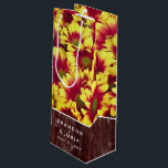 Sacola Para Vinho Girassóis de outono russos no casamento de cerca<br><div class="desc">Celebre o seu dia especial com esta bolsa de presente de vinho de casamento, com um tema floral, que apresenta uma medalha florescente de mini girassóis vívidos, de dois tons, colocada sobre uma cerca de meteoros. Personalize com os nomes dos recém-casados e a data do casamento. Um excelente para os...</div>