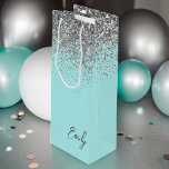 Sacola Para Vinho Girly Aqua Blue Silver Monograma<br><div class="desc">Girly Aqua Blue - Silver Sparkle Script Monograma Name Gift Bag. Isto faz o doce e perfeito presente de 16 anos,  casamento,  chá de panela,  aniversário,  chá de fraldas ou festa de solteira para alguém que ama luxo de glama e estilos quíticos.</div>
