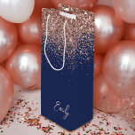 Sacola Para Vinho Marinho Azul Rosa Dourado Blush Cor-de-rosa brilha<br><div class="desc">Marinho Azul e Rosa Dourado - Escamudo Cor-de-Rosa Brilhante - Nome do Monograma do Script Gift Bag. Isto faz o doce e perfeito presente de 16 anos,  casamento,  chá de panela,  aniversário,  chá de fraldas ou festa de solteira para alguém que ama luxo de glama e estilos quíticos.</div>