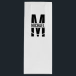 Sacola Para Vinho Monograma Personalizado e Marca de Oferta de Vinho<br><div class="desc">Monograma personalizado e Dons de nome com monograma personalizado em preto negrito estilo serif sans moderno com caixa de nome no meio do monograma.

Perfeito como presentes de dia de os pais para pai,  presentes para avô,  marido,  noivo,  melhor homem,  padrinhos de casamento e muito mais.</div>