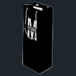 Sacola Para Vinho Monograma Personalizado e Marca de Oferta de Vinho<br><div class="desc">Monograma personalizado e Dons de nome com um monograma personalizado em estilo de letra sans moderno branco e negrito com uma caixa de nome no meio do monograma em fundo preto. Perfeito como presentes de dia de os pais para pai, presentes para avô, marido, noivo, melhor homem, padrinhos de casamento...</div>