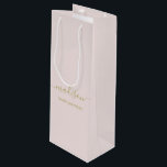Sacola Para Vinho Nome Personalizado Saudação do Script Dourado Chic<br><div class="desc">Sacos-presentes personalizados para o seu evento,  Dourado Script Feminina em Chinês,  Lente Rosa,  Gift Bag,  Pink! Um toque perfeito para o seu casamento,  recepção,  chá,  festa ou evento.</div>