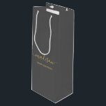 Sacola Para Vinho Nome Personalizado Texto Saudação Cinza de Script<br><div class="desc">Sacos-presentes personalizados para a Cinza de Script Dourado Feminina de Girly Chic Gift Bag Personalizados para o seu evento! Um toque perfeito para o seu casamento,  recepção,  chá,  festa ou evento.</div>