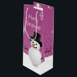 Sacola Para Vinho Pink Snowman Winter Scense Christmas Wine Gift Bag<br><div class="desc">Dão aos amigos e à família uma garrafa de vinho fina nesta época de Natal com um Snowman Pink Winter Scene Wine Gift Bag. Gift Bag design apresenta um feliz boneco de neve em uma cena de neve contra um fundo cor-de-rosa adornado com flocos de neve de cor correspondente. Itens...</div>