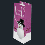 Sacola Para Vinho Pink Snowman Winter Scense Christmas Wine Gift Bag<br><div class="desc">Dão aos amigos e à família uma garrafa de vinho fina nesta época de Natal com um Snowman Pink Winter Scene Wine Gift Bag. Gift Bag design apresenta um feliz boneco de neve em uma cena de neve contra um fundo cor-de-rosa adornado com flocos de neve de cor correspondente. Itens...</div>