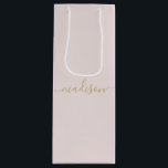 Sacola Para Vinho Scripts Dourados e Modernos Personalizados, Cor-de<br><div class="desc">Sacos-presentes personalizados para o seu evento,  Dourado Script Feminina em Chinês,  Lente Rosa,  Gift Bag,  Pink! Um toque perfeito para o seu casamento,  recepção,  chá,  festa ou evento.</div>