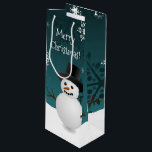 Sacola Para Vinho Teal Snowman Winter Scense Christmas Wine Gift Bag<br><div class="desc">Dão aos amigos e à família uma garrafa de vinho fina nesta temporada de férias com um Teal Snowman Winter Scene Wine Gift Bag. Gift Bag design apresenta um feliz boneco de neve em uma cena de neve contra um fundo teal adornado com flocos de neve de cor correspondente. Itens...</div>