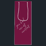 Sacola Para Vinho Vinho Engraçado Pun Burgundy Vinho Presente Saco<br><div class="desc">Procurando ideias criativas de presentes de vinho? Esta bolsa de vinho burgundy apresenta o trocadilho lúdico "Tudo Acontece por um Riesling" em um roteiro moderno, escrito à mão, sobre um fundo rico em ameixa — perfeito para amantes de vinho com senso de humor. Ideal para doações de Natal, festas de...</div>