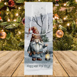 Sacola Para Vinho Watercolor Winter Christmas Gnomo<br><div class="desc">Deu uma boa garrafa de vinho neste feriado com uma Aquarela de inverno Gnomo de Natal Gnomo Vinho Gift Bag. Design de presente apresenta um gnomo de Natal alegre segurando uma lanterna iluminada com um fundo de floresta montanhosa com neve caindo. Itens adicionais de presentes e feriados disponíveis com este...</div>