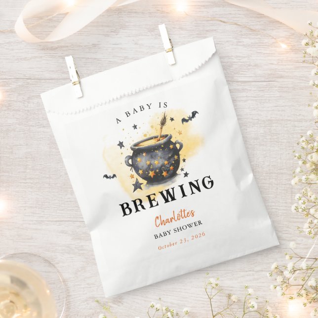 Sacolinha A Baby is Brewing Halloween Cauldron Baby Shower (Cortado)