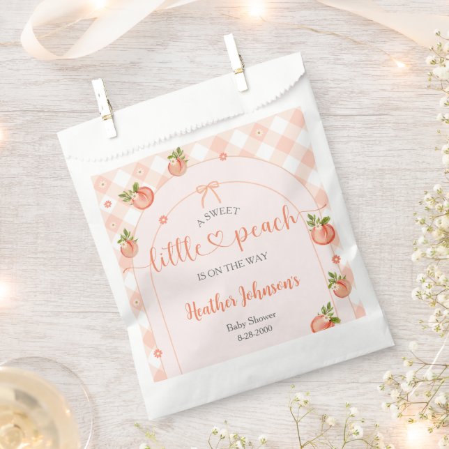 Sacolinha A Sweet Little Peach Gingham Baby Shower (Cortado)