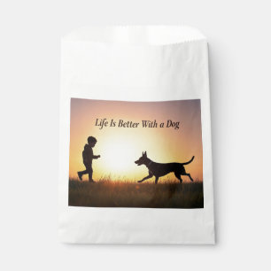 Sacolinha A vida é melhor com um cachorro, um menino e o sol
