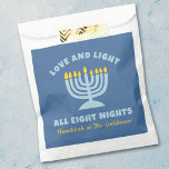 Sacolinha "Amor e Luz" Judeu Oito Noites em Hanukkah<br><div class="desc">Compartilhe a alegria de Chanucá com estas "Ama e Luz Todas as Oito Noites" a favor das bolsas! Apresentando um fundo azul sereno, uma ilustração de menorah brilhante e um texto personalizável de nome de família, estas bolsas são perfeitas para preencher com curativos de férias, pequenos presentes ou favoritos para...</div>