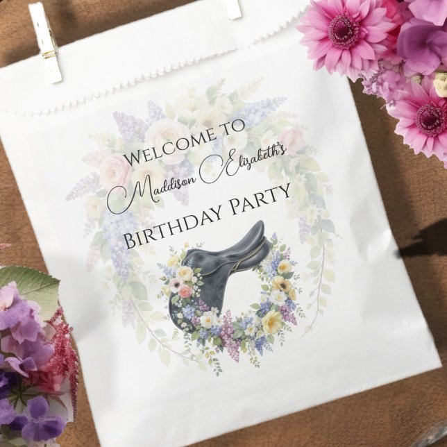 Sacolinha Aniversário de Cavalo  (This charming design sets the scene for a fun-filled celebration.)