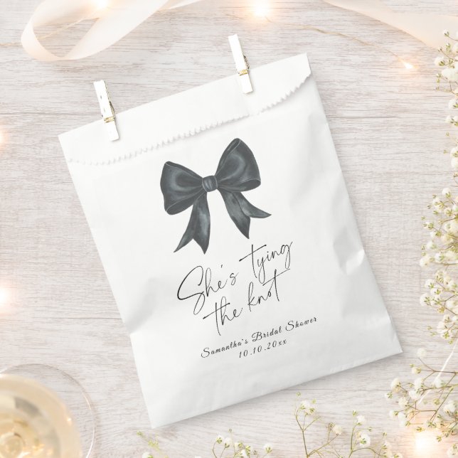 Sacolinha Arco Preto Chuveiro de Noiva Ela está se casando (Cortado)