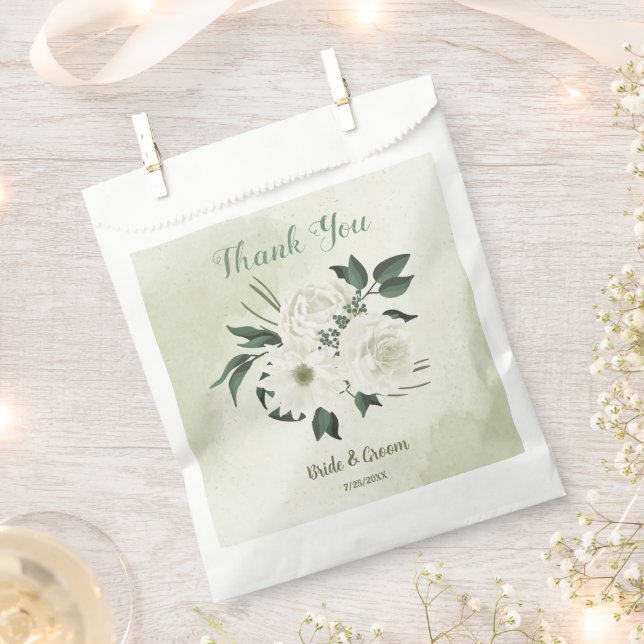 Sacolinha Belas flores brancas folhas verdes casamento (Cortado)
