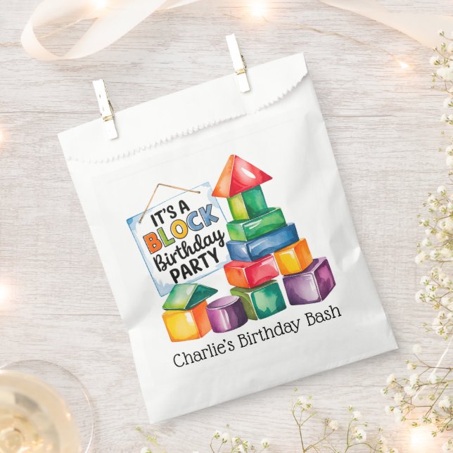 Sacolinha Blocos de Edifício na Bacia de Aniversário (Cortado)