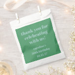 Sacolinha Blue Green Modern Custom 50th Birthday Obrigado<br><div class="desc">Obrigado seus hóspedes em estilo com essas Bolsas de Aniversário Personalizadas Verde Elegante, perfeitas para celebrar um marco especial. Apresentando um design minimalista com texto branco limpo em um fundo verde clássico, essas bolsas favorecem a realização de pequenas guloseimas ou keepsakes. Perfeito para a 50ª festa de aniversário, comemorações de...</div>