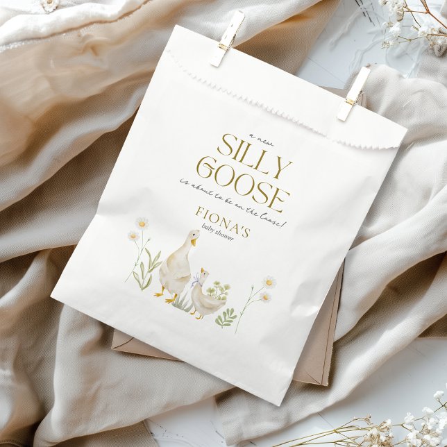 Sacolinha Bobo Ganso Aquarela Gênero Chá de fraldas Neutro (Silly Goose Baby Shower Theme Favor Bag Cute Custom Aesthetic Watercolor Beige Gingham)