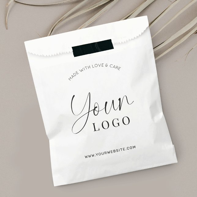 Sacolinha Bolsas de papel para empacotamento mínimo de logot (Minimalist black and white branded paper shopping bag with space for your logo)