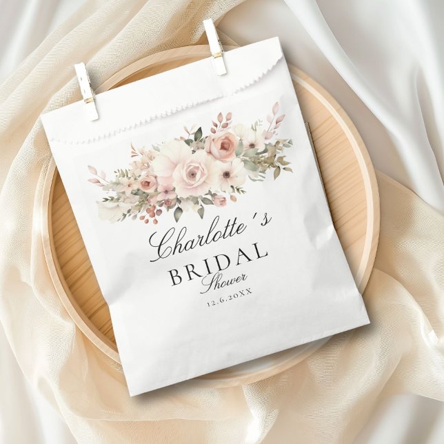 Sacolinha Buquê de flores pastéis elegante Chá de noiva     (Elegant pastel flower bouquet Bridal Shower Favor Bag with your name and date.)