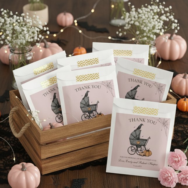 Sacolinha Carrinho de Bebê Rosa Gótico Obrigado no Baby Show (Pink Gothic Halloween Baby Shower Favor Bag. Cute Spooky Vintage Baby Carriage, Pumpkins, Black Crow)