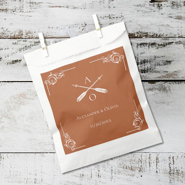 Sacolinha Casamento de Monograma Laranja Queimado e Setas (Burnt Orange Monogram and Arrows Wedding Favor Bags)