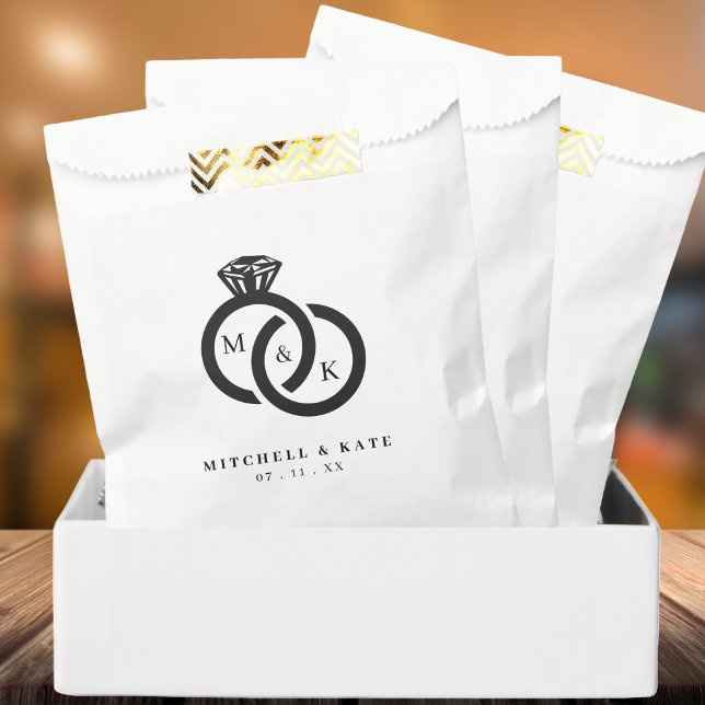 Sacolinha Casamento do Monograma do Anel de Diamante Branco  (White & Black Diamond Ring Monogram Wedding Favor Bag)