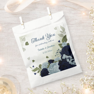 Sacolinha casamento floral azul poeira e azul naval com folh
