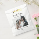 Sacolinha Casamento Romântico Personalizado de Foto na moda<br><div class="desc">Um na moda personalizado personalizado design de casamento romântico para dizer obrigado a todos aqueles que enviaram seus parabéns e celebraram a união do casal que recem casados. A elegante design de recém-casados é excelente por agradecer àqueles que enviaram seus bons desejos e compareceram ao casamento ou à comemoração do...</div>