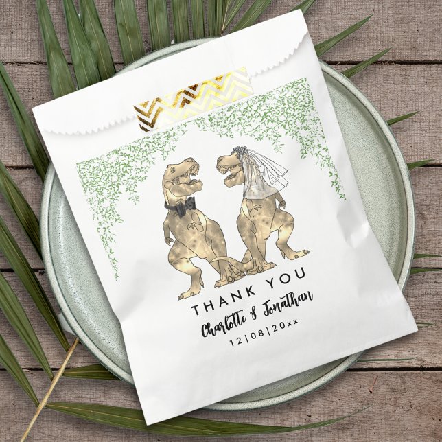 Sacolinha Casamento Tema Dinossauro Obrigado (Dinosaur themed wedding thank you custom favor bag Jurassic jungle foliage and T-Rex bride and groom)