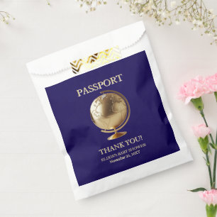 Sacolinha Chuva de Bebê Passaporte Globo Dourado Viagem