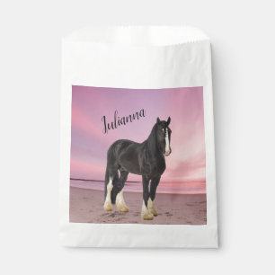 Sacolinha Clydesdale preto e branco na praia no Sunset 