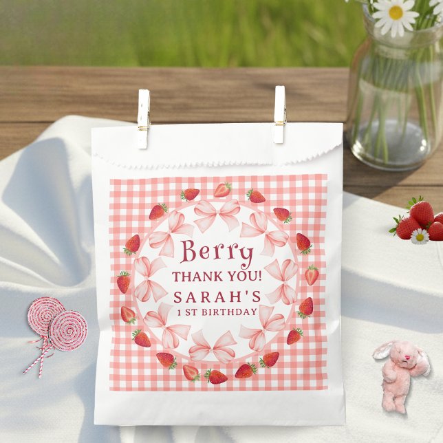 Sacolinha Coquette Berry Primeiro Aniversário Xadrez Vermelh (Coquette Berry First Birthday Red Gingham Favor Bag)