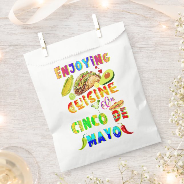 Sacolinha Desfrutando Da Cuisine Em Cinco De Mayo (Cortado)