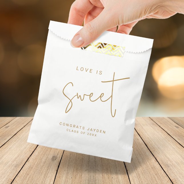 Sacolinha Dourado moderno Script Love é doce Graduação (Gold Modern Script Love is Sweet Graduation Favor Bag)