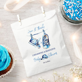 Sacolinha É um chá de fraldas de boné calçado de esportes pa