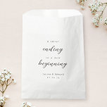 Sacolinha Elegante Uma Doce Acabando com um Novo Casamento I<br><div class="desc">Bolsas de casamento personalizadas para doces com "um final doce para um novo começo" elegante design branco e preto moderno.</div>