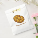 Sacolinha Feliz Hanukkah Chanukah Challah Bread Loaf<br><div class="desc">Bag apresenta uma ilustração original de um pão de challah,  com o Happy Hanukkah em uma fonte divertida. Não vê o que está procurando? Precisa de ajuda para a personalização? Entre em contato com Rebecca para ter algo projetado só para você.</div>