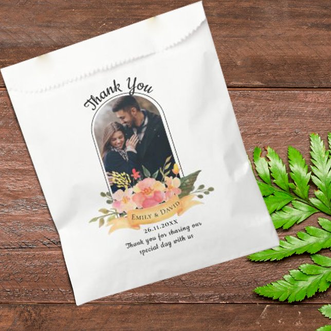 Sacolinha Festa de casamento Floral de Foto com Arco Floral  (Cute Peach Floral Arch Photo Floral Wedding Party Favor Bag)