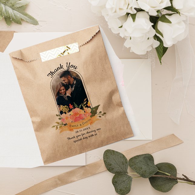 Sacolinha Festa de casamento Floral de Foto com Arco Floral  (Cute Peach Floral Arch Photo Floral Wedding Party Favor Bag)