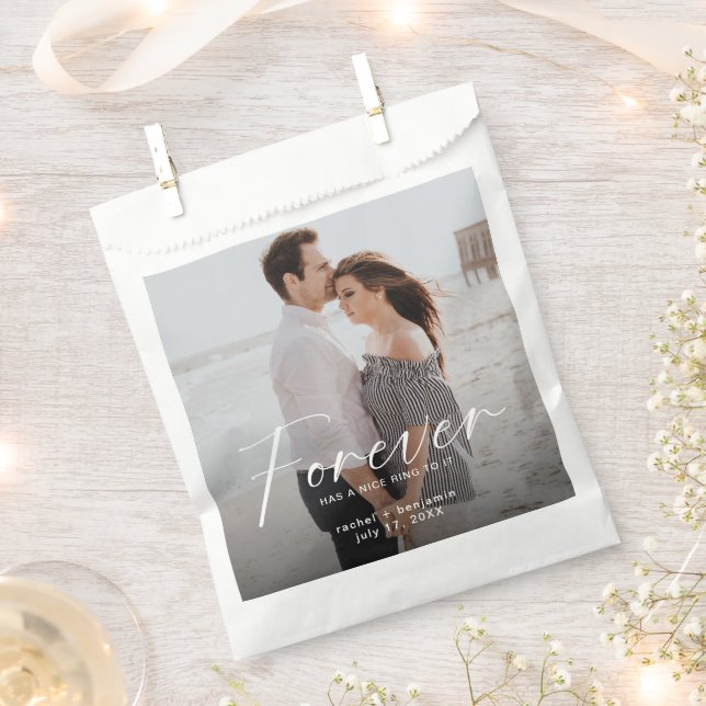 Sacolinha Forever tem um belo anel FotoNoivado Moderno (Cortado)