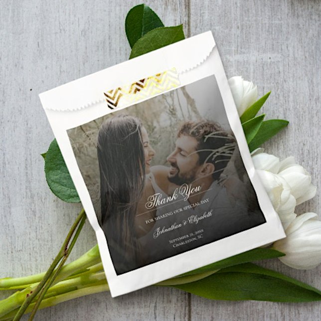Sacolinha Foto moderna com Black Overlay Wedding Favor Bag (Modern Photo with Black Overlay Wedding Favor Bag)