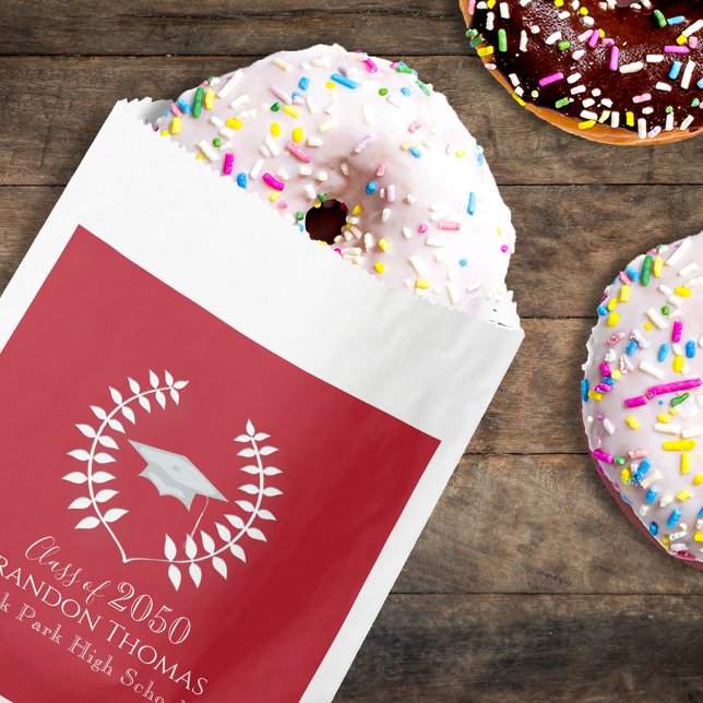 Sacolinha Graduação Vermelho Cardinal Moderno Mortarboard (Classic cardinal red graduation candy favor bag with simple typography for party treats.)